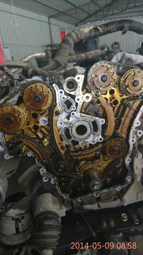 2. 安装正时链条及曲轴链轮,第1个黄色链节对正曲轴链轮正时记号.