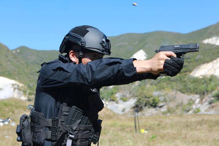 天津公安特警总队组织开展山地围捕战斗训练