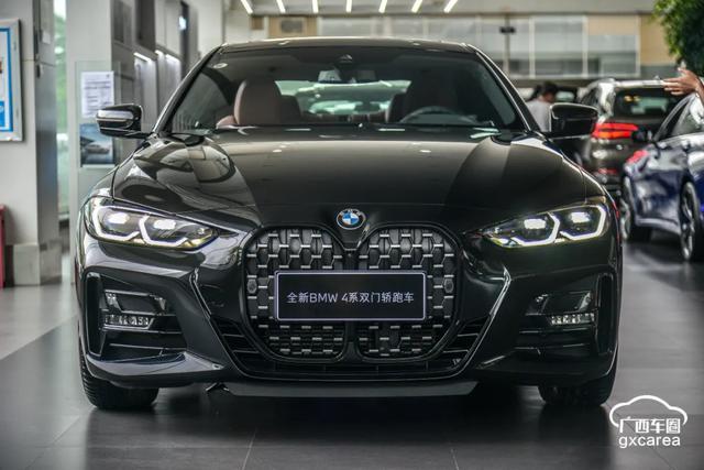 超大双肾格栅让人过目不忘!实拍全新宝马4系"黑武士"