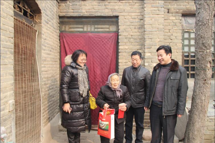 学校党支部一行慰问任县郑家庄村"春雨行动"帮扶人员左月芬老人.