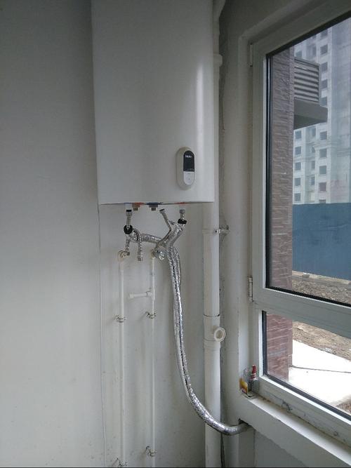 新小区阳台壁挂太阳能桶安装价格低,安装质量好,正规太阳能热水器