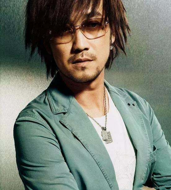 台上站着周传雄,台下坐着孟美岐,时代变了?