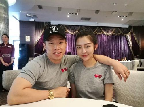 秦霄贤自曝最喜欢的嫂子,看到烧饼老婆的颜值,太有福