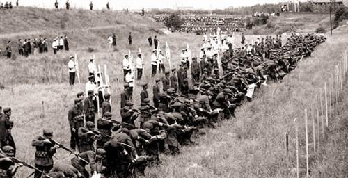 80年代老照片:等待被枪毙的罪犯排成长龙,警察查验是否断气