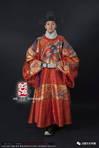 显赫的象征;到明中叶,随着社会经济生产力的发展,及朝廷对赐服的宽纵