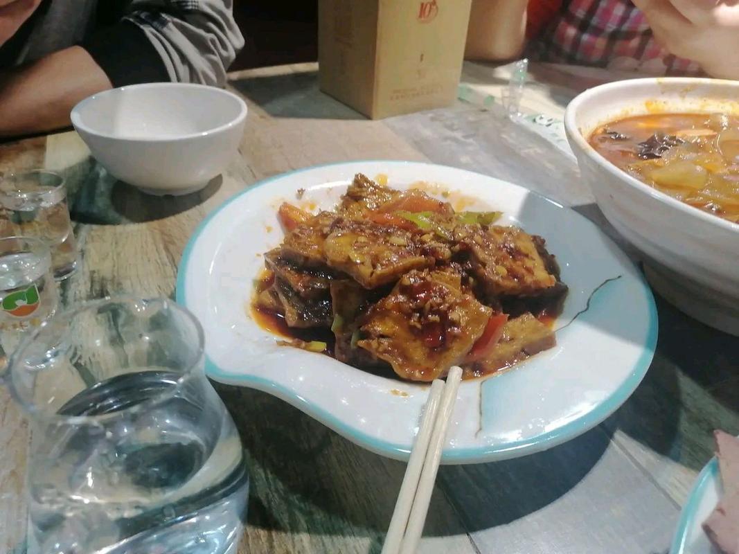 今天的晚餐,下雨天没生意晚上喝点小酒.