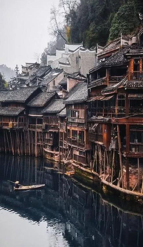 如果你特别喜欢对建筑,那么苗族的吊脚楼,侗族的鼓楼,风雨桥,以及布依