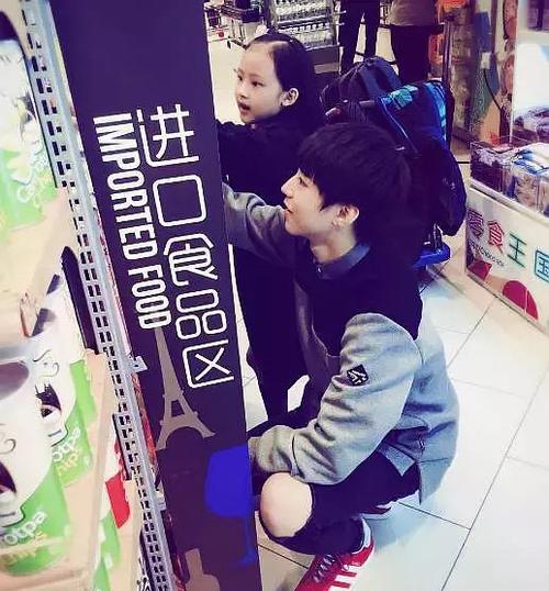 王俊凯跟小女孩合影好温柔#和小凯合影系列 q:能合影吗?