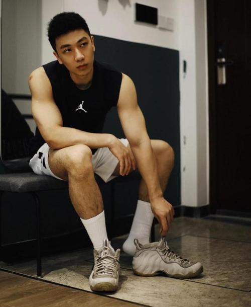 强壮肌肉的大1体育生,身材健硕,颜值在线,是不是体育生都喜欢穿白袜子