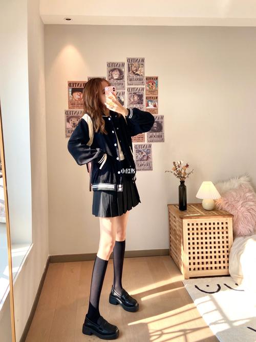 95棒球服搭配半身裙_半身裙_搭配_棒球服_时尚_穿搭