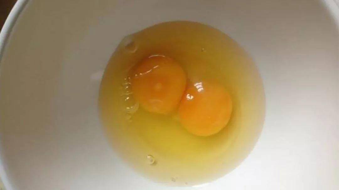 母鸡下的双黄蛋,真的能孵出2只小鸡吗?双黄蛋是不是更