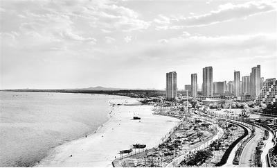 秦皇岛市海港区金梦海湾,在蓝天白云下,大海与绿地,高楼构成一幅独具