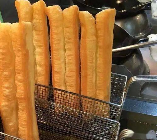 炸油条还在用冷水和面?油条这样炸才香脆可口!