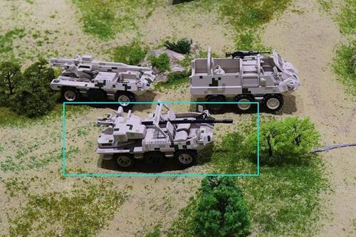 除了上述实物,在展区内的一块演示"山猫"全地形车作战的沙盘上,以及