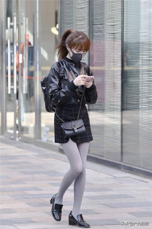 厚实的灰色丝袜搭配一款粗跟单鞋小女生也要会搭配