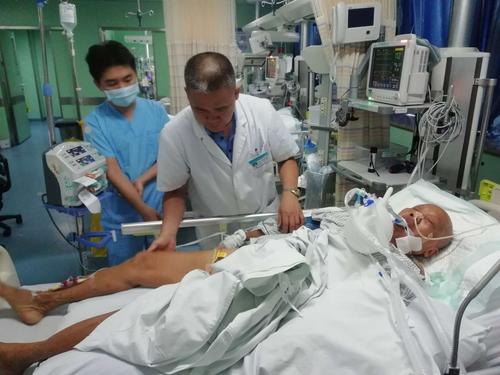 重症病房查看危重病人,指导专科治疗方案