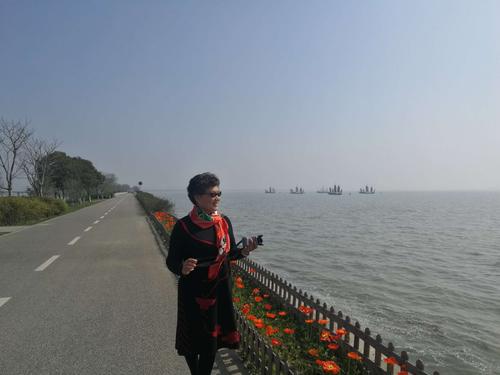 在太湖大堤上留个影.
