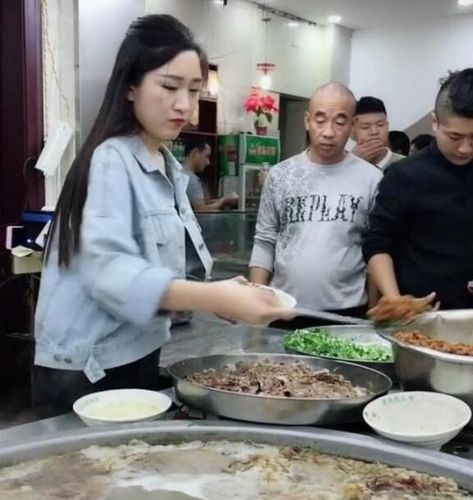 "牛肉汤西施"走红,众人慕名前来只为见她一面,网友:带