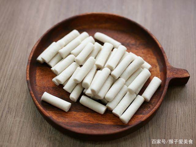 教你自制年糕条,做法材料很简单,成品软糯q弹,可炒可煮吃法多