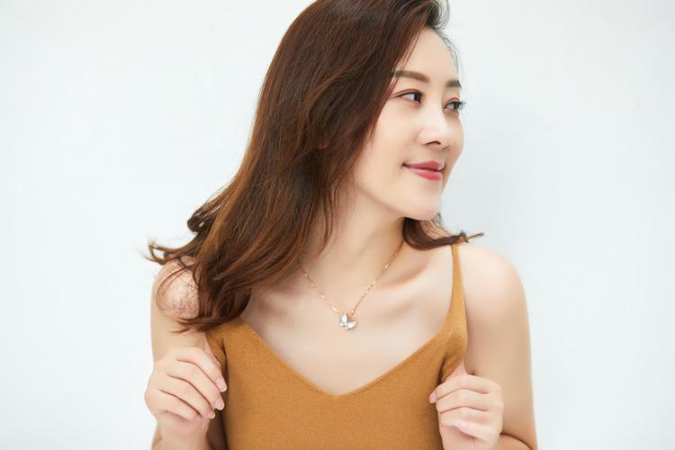 魏辰妃最新写真大片曝光造型精致干练优雅御姐范十足