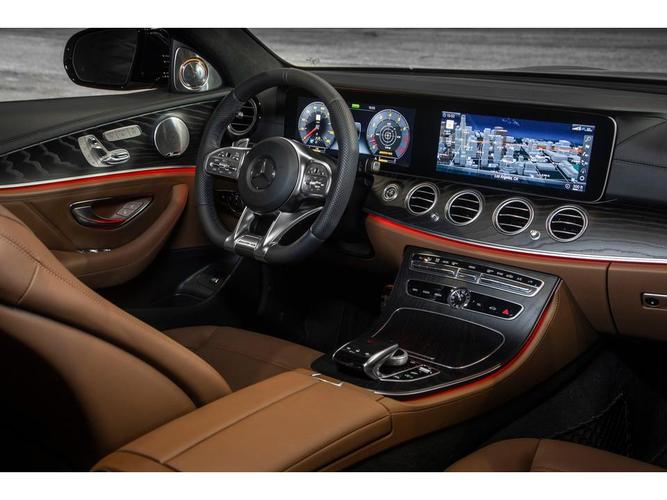 内饰豪华感满分虽然网络上的键盘侠对奔驰e300口诛笔伐,但这并不影响