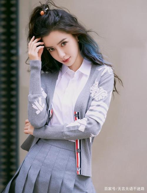 angelababy杨颖,飘逸卷发发型,学院风短裙穿搭,清新靓丽