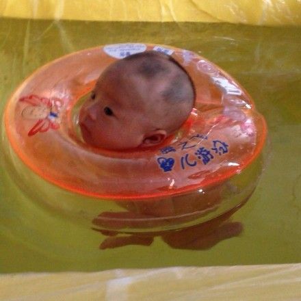 宝宝满月游泳的照片