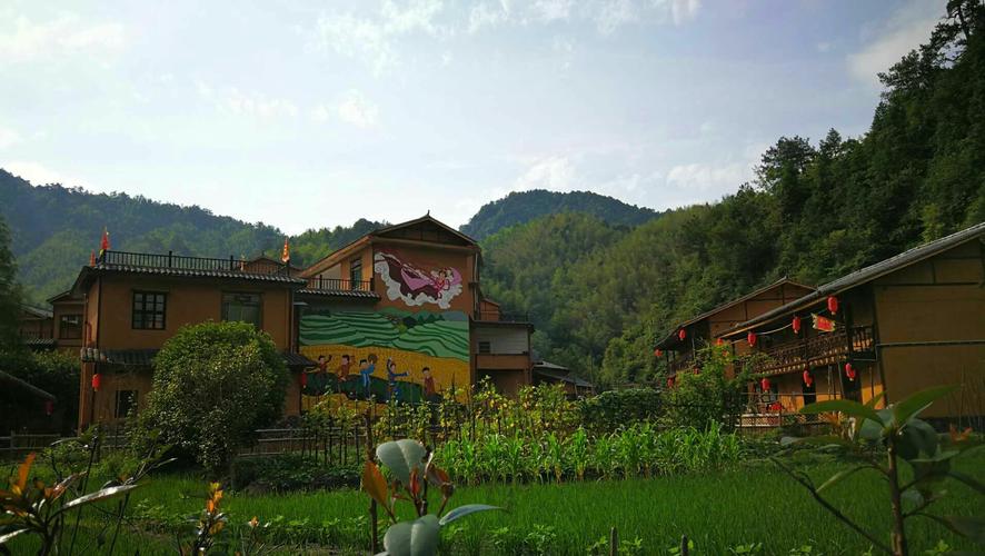 小山村民居墙上的各种壁画,更凸显出畲族风情
