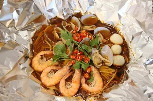 用锡纸包着烧的花甲米线～据说这是新派米线吃法!