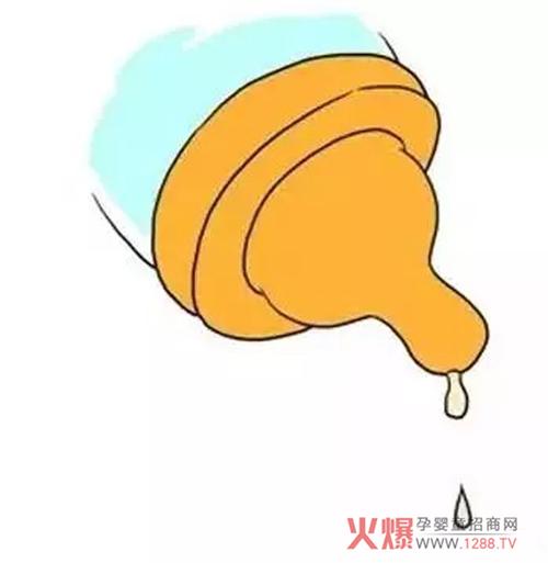 手臂托住宝宝的臀部,宝宝整个身体约45度倾斜;另一只手拿奶瓶,用奶嘴