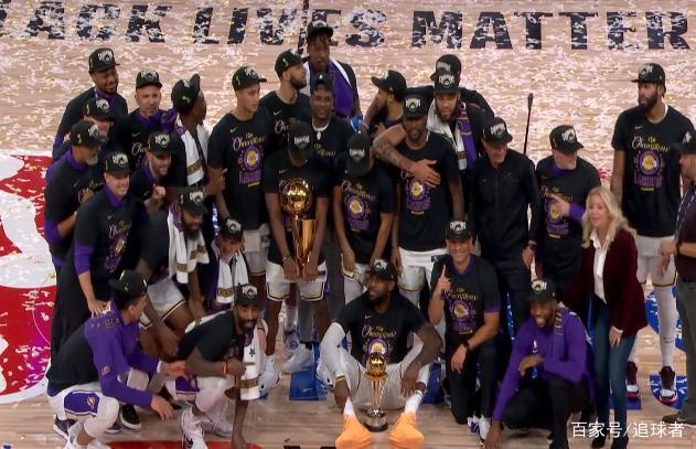 湖人总冠军大合影出炉!詹皇c位朗多抱奖杯,詹眉流泪湖人换logo