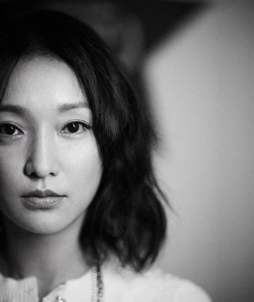 网易首页>网易号>正文申请入驻> 就如同最近周迅在街头的一组照片,穿