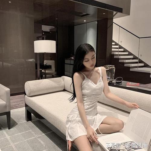 吊带连衣裙女2021新款夏性感气质交叉绑带露肩裙子超仙