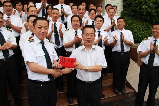 不顾连日劳顿,在云南分公司总经理石富康和党委书记李云峰的陪同下