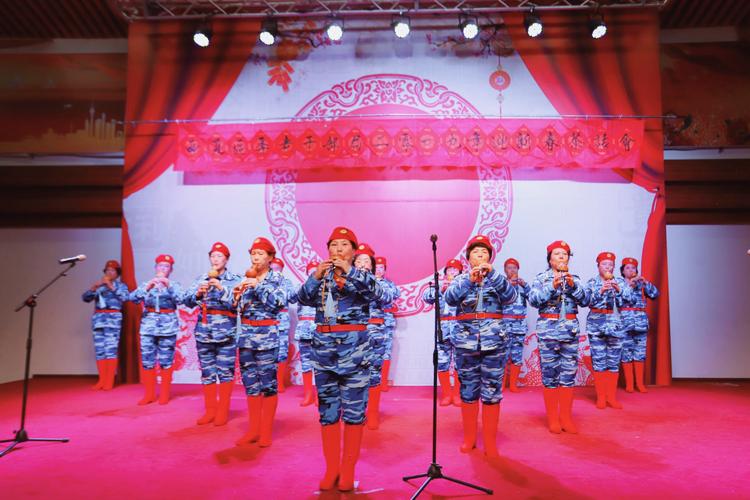 老年大学葫芦丝班学员带来葫芦丝合奏《军港之夜》