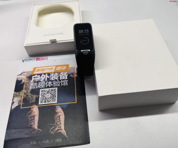 包装盒内部配件很简单:手环主体,磁吸式充电线和说明书.