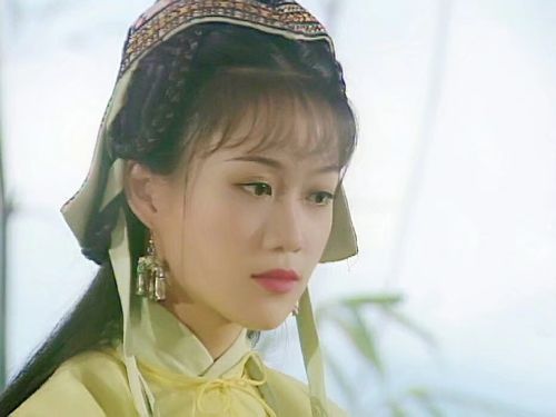 7.《圆月弯刀》梁小冰饰演的青青