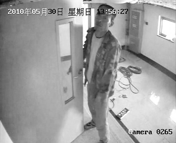偷盗摄像头 正好被拍下