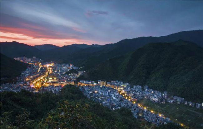 金秀瑶族自治县隶属于广西来宾市,它就是人间仙境——金秀清凉到拉低