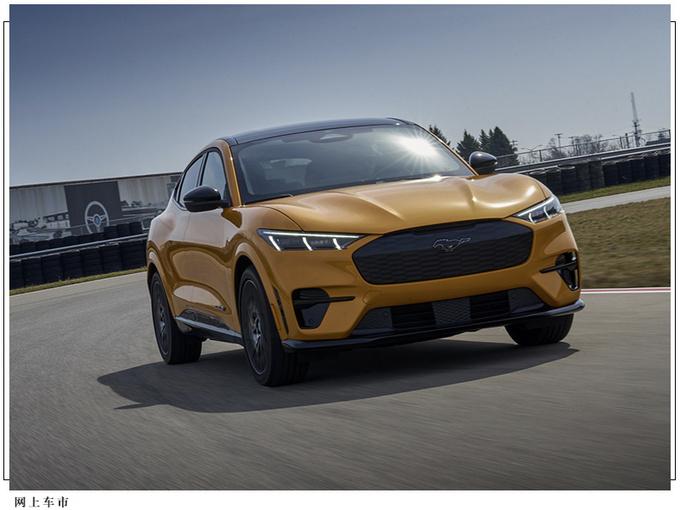 由于是纯电版车型,新车还配备封闭式进气格栅,蓝色装饰灯.