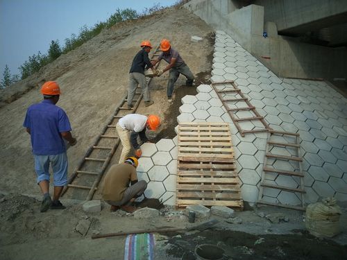 跨宁启铁路,通扬运河特大桥2号桥57号桥台锥坡六角块铺设