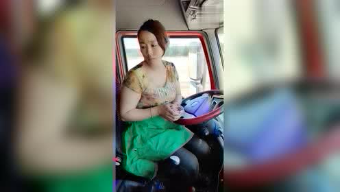 卡嫂坐车上点钱,看到这一沓子人民币,就知道开大车来钱很快