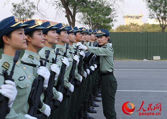 仪仗方队女兵卢戎俏在认真训练