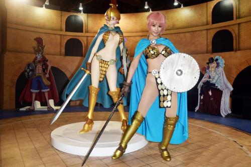 电玩女神虎牙妹不畏严寒 大尺度cos海贼王蕾贝卡