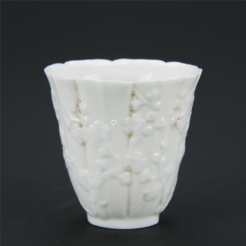 德化白瓷梅花纹花口杯一对