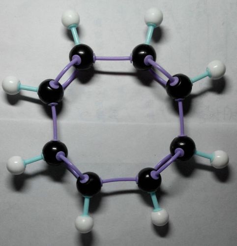 环辛四烯分子中的所有碳原子共面吗?