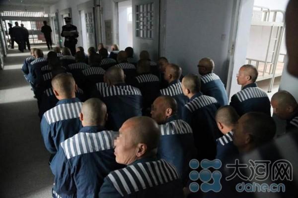 河南三门峡监狱搬迁 押送犯人场面壮观 历史性搬迁终结