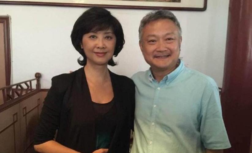 56岁欧阳奋强再现贾宝玉原声,含泪为医护