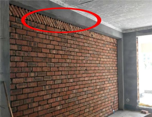 新砌墙顶面一层需斜砌红砖,保证牢短度