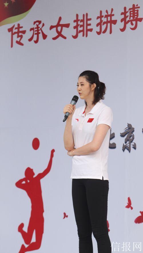 中学全校开排球课 前女排队员薛明进校园助阵